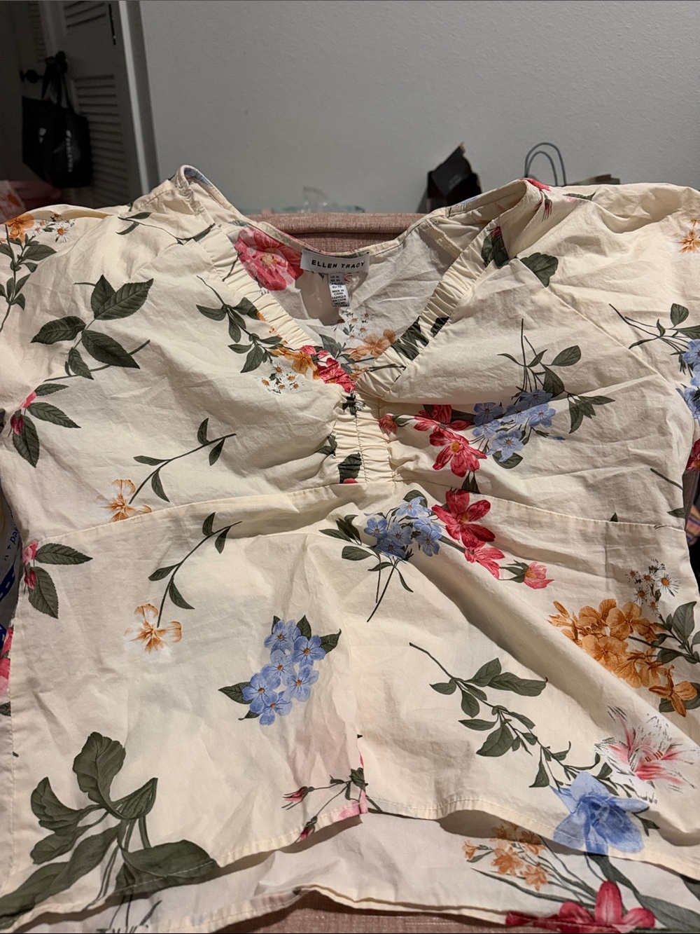 Ellen Tracy XL Cream Floral V-Neck Short Sleeve Blouse
